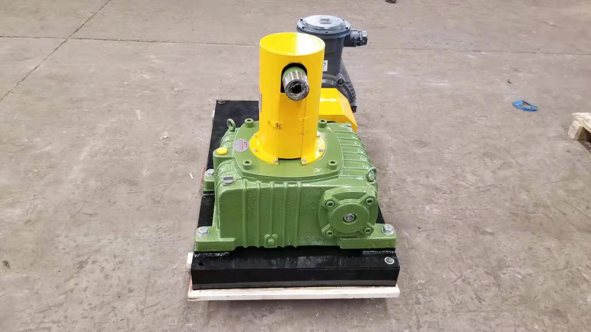 Mud mixing and spraying machine