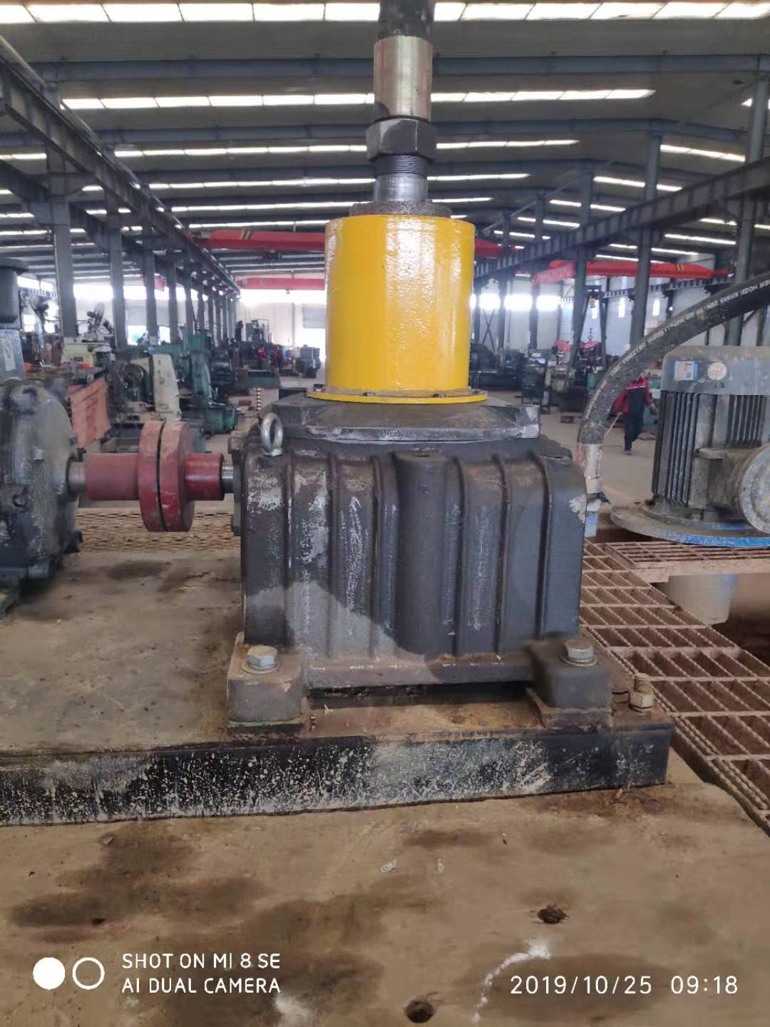 Mud mixing and spraying machine